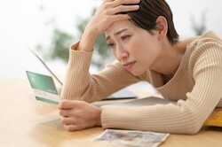 通帳残高50万円→1000円に！？消えたキャッシュカード…引き落としたのは誰？｜お金を盗む夫【ママリ】