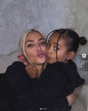 キムの次女シカゴちゃんが5歳に(画像は『Kim Kardashian 2023年1月15日付Instagram「My twin.」』のスクリーンショット)