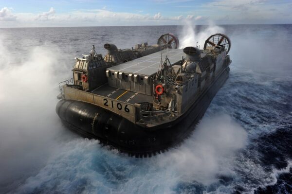  海上自衛隊が運用するLCAC（画像：海上自衛隊）。