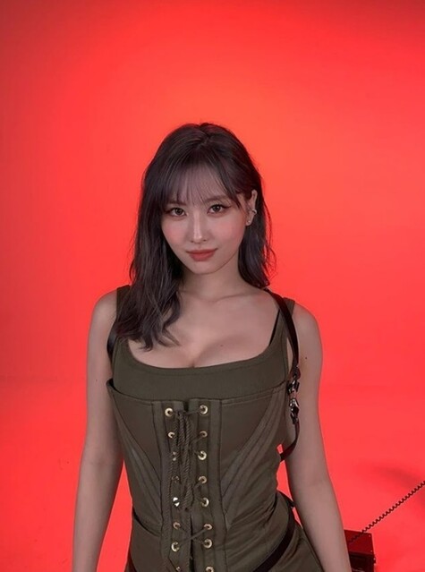 TWICE モモ、スリムなボディラインを大胆に披露！セクシーな表情にも