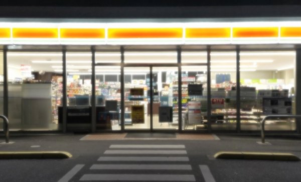 深夜のコンビニで成人向け雑誌を手にオラつく高齢客、女性店員の「警察呼びますね」で退散