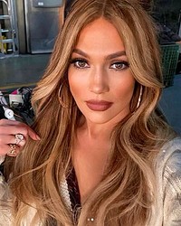 �����Ե����ݥ��ƥ��֤˲ᤴ���Ƥ��른���˥ե��������ڥ��ʲ����ϡ�Jennifer Lopez��2020ǯ3��13����Instagram��Spicing things up for ��WOD�ס٤Υ����꡼�󥷥�åȡ�