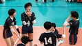 【第７４回春の高校バレー女子準々決勝　就実（岡山）対岡崎学園（愛知）】第３セット　岡崎学園に勝利し、喜び合う就実の選手ら＝７日、東京体育館（鴨志田拓海撮影）