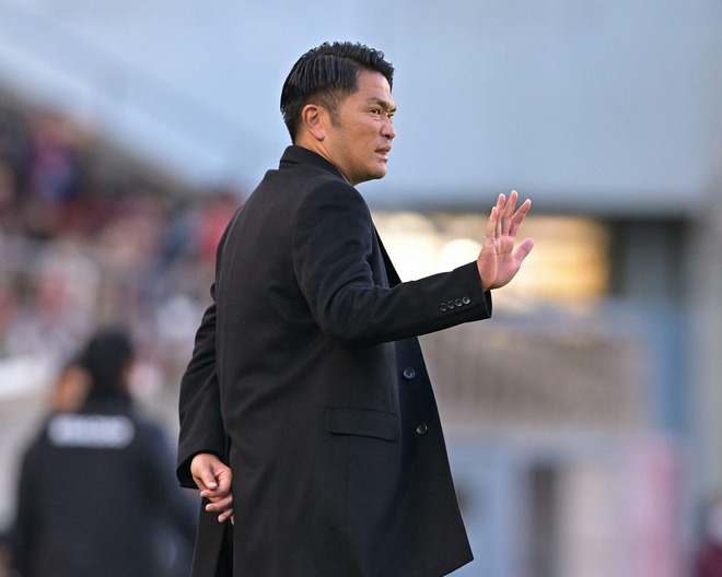 札幌を今季ホーム初勝利に導いた岩政監督。写真:金子拓弥(サッカーダイジェスト写真部)