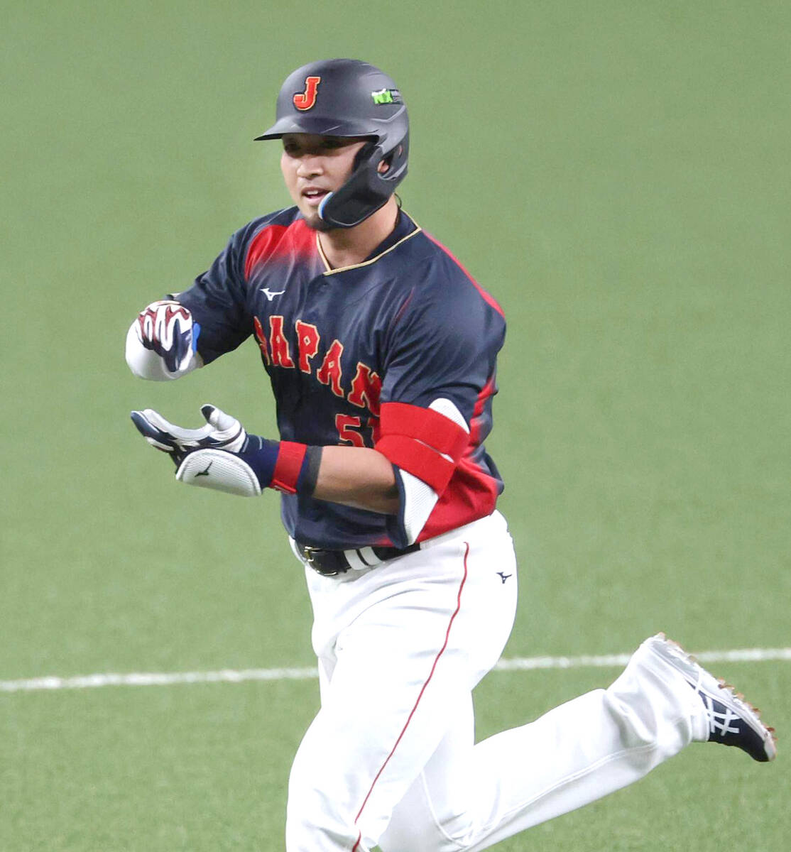 本塁打を放ち「お茶たてポーズ」をする鈴木誠也