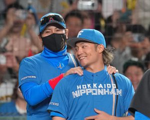 伊藤大海をねぎらう新庄監督　©産経新聞