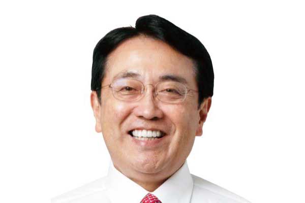 赤澤亮正大臣（赤澤亮正大臣公式アカウントより）。