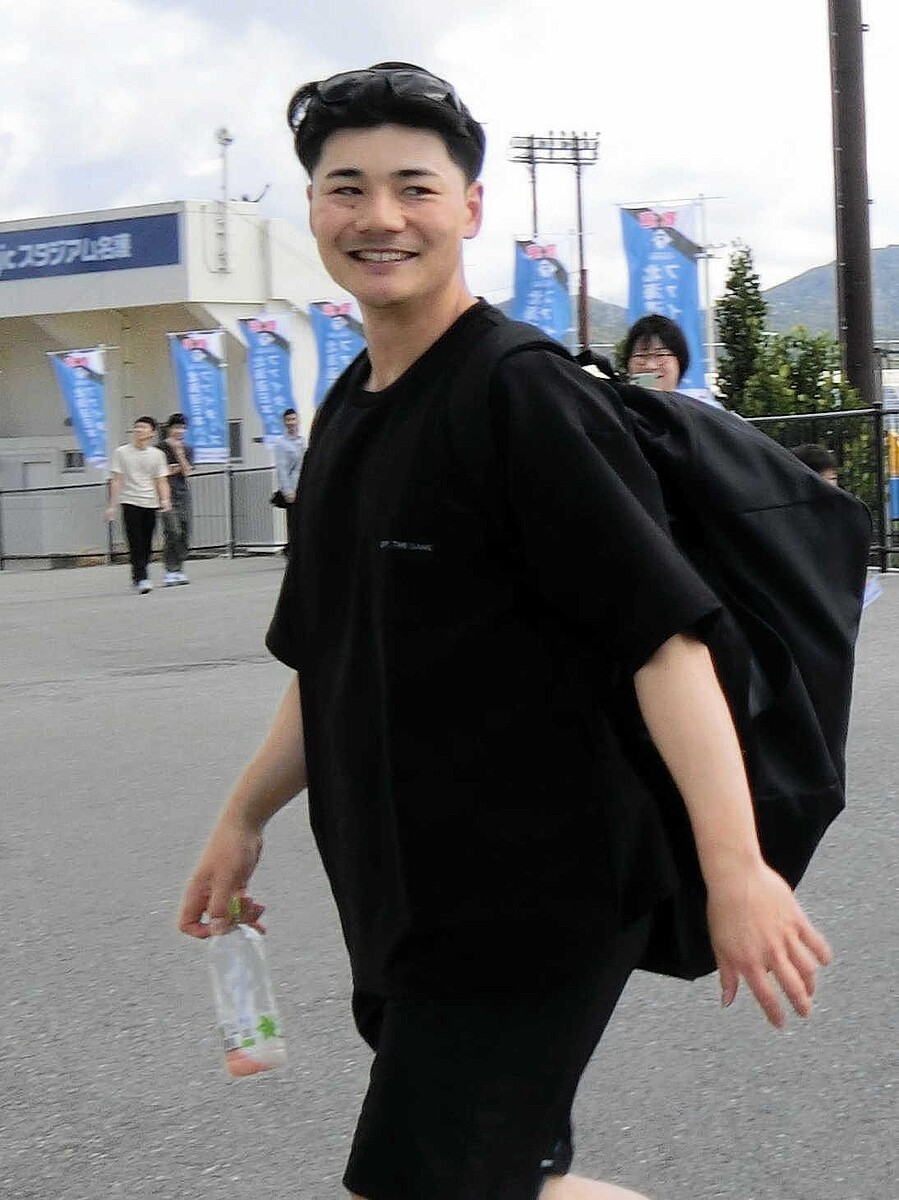 　別メニューでの調整を終え、明るい表情で球場を後にする清宮幸