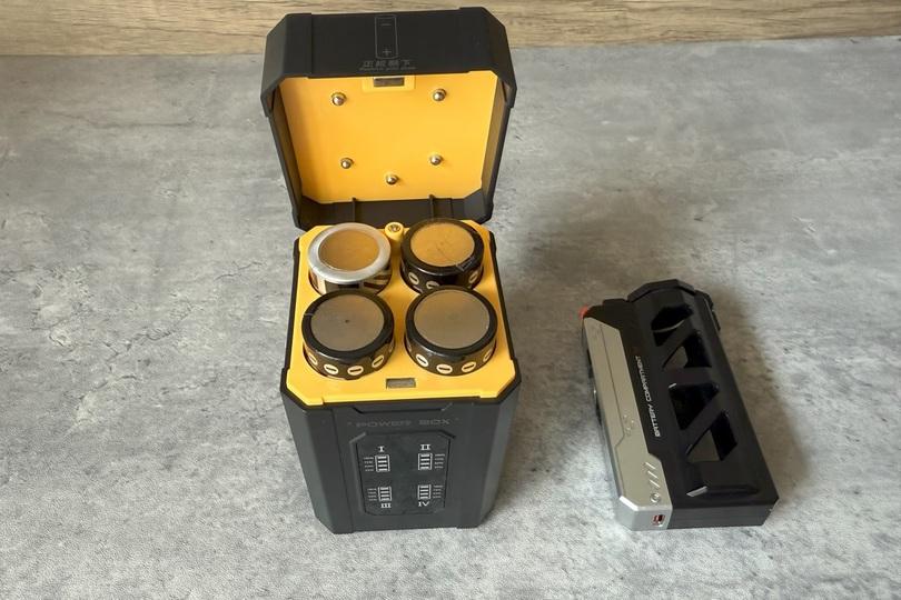 専用ステーションで充電済の電池を入れるだけで充電完了する双方向充電