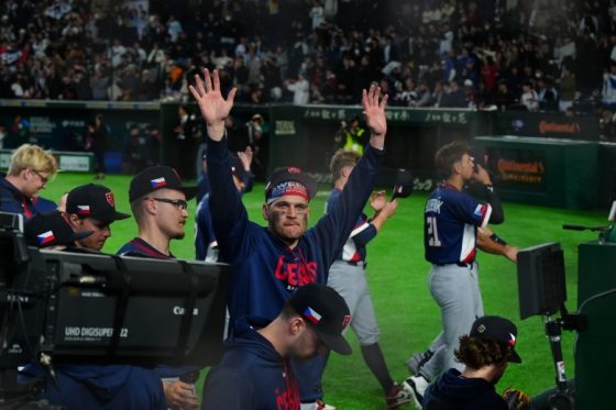 試合終了後、歓声に応えるチェコ代表の選手たち【写真：荒川祐史】