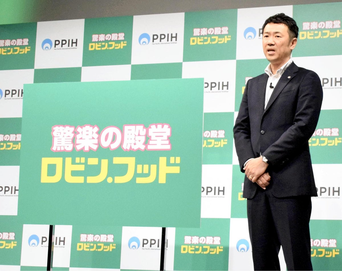 ロビン・フッドの店舗戦略などを説明する鈴木ＣＯＯ（３日、東京都内で）