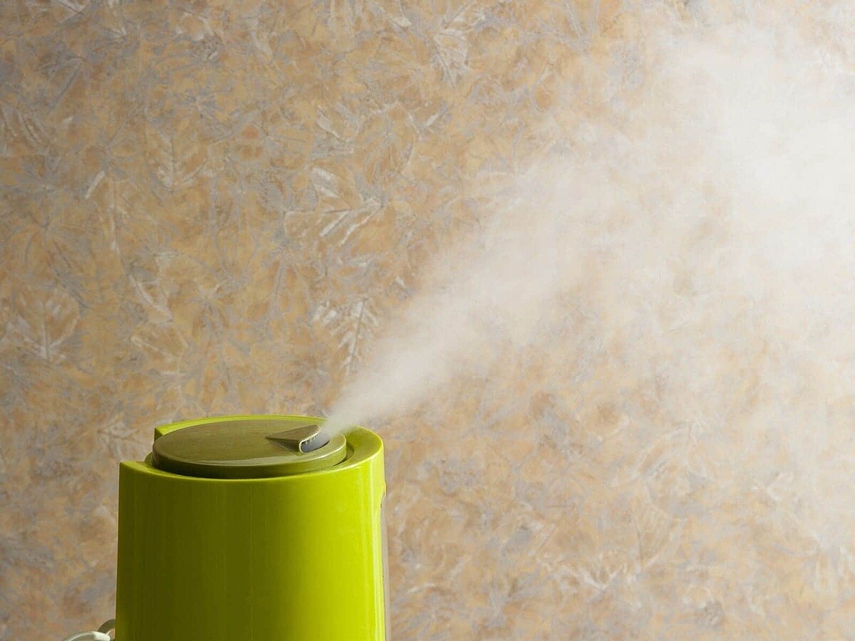  近年、多くの家庭で利用されている加湿器ですが、正しいお手入れをしないと部屋に菌をまき散らすことに……。今回は衛生的に使うためにも覚えておきたい、「加湿器のタイプ別のお手入れ方法」をご紹介します。 