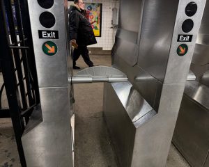 ニューヨークで駅の改札につけられる半月型の板。安易な飛び越しを抑制するためのものだが、下からくぐり抜けるのはたやすい（提供＝谷中太郎氏）