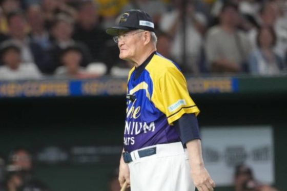 5回に代打で登場した張本勲氏【写真:井上学】