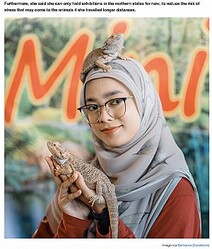 40ɤ�ʾ�Υ��������å����˥ޥ����äƤ���ޥ졼�����߽���22�н�����2016ǯ�˰�ư���դ줢��ưʪ��򥹥����Ȥ��������ΥڥåȤ�������̸������Ƥ���ʲ����ϡ�SAYS��2023ǯ5��8���ա�22-Year-Old Starts Her Own Mobile Petting Zoo To Educate The Public About Exotic Animals�ס�Image via Bernama ��Facebook�ˡˡ٤Υ����꡼�󥷥�åȡ�