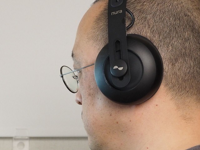 イヤホンのようなヘッドホン「Nuraphone」、奇抜なデザインだけど性能