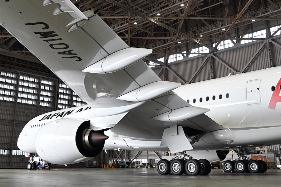 JAL、赤いロゴ描いたエアバスA350-1000初公開 「挑戦のレッド」彷彿、1