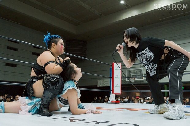 試合に乱入し、玖麗さやか(左下)とにらみ合う上谷沙弥