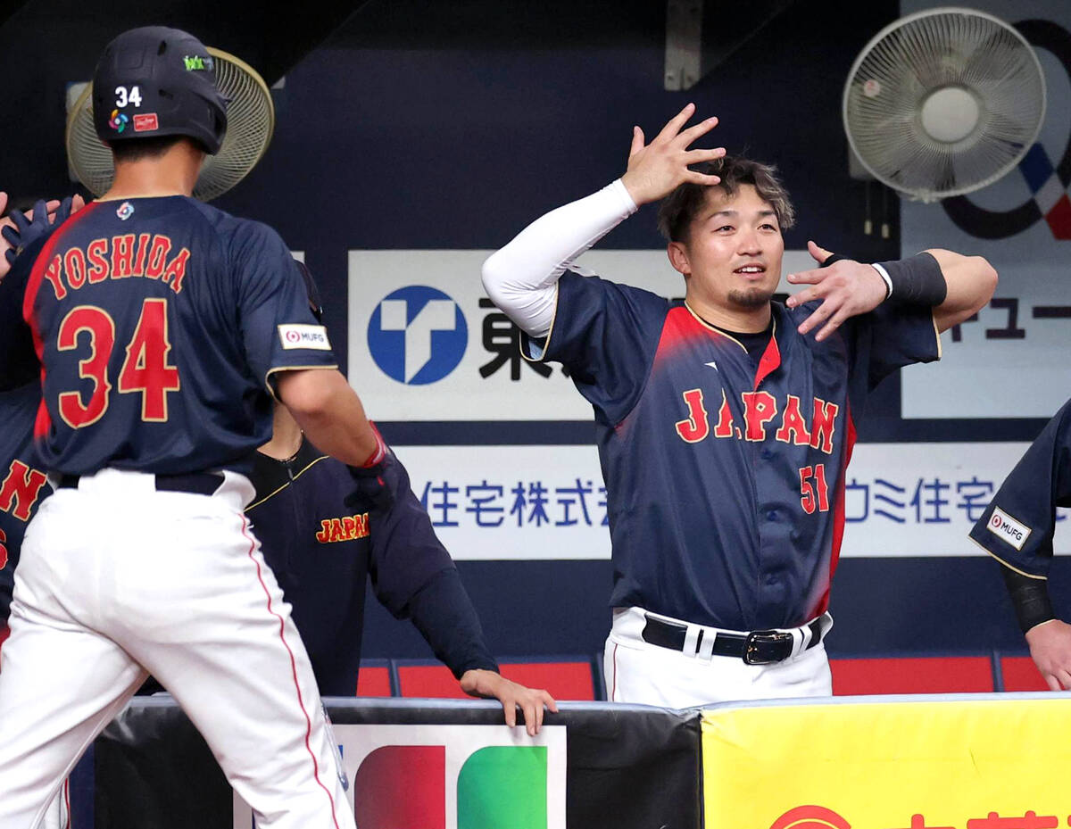 ７回２死二、三塁、中前適時打を放った森下翔太にベンチからパフォーマンスする鈴木誠也（カメラ・岩田　大補）