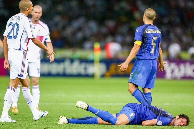 頭突きを受けて倒れ込んだマテラッツィ鋭い眼光で睨みつけるジダン(左奥)。 (C) Getty Images