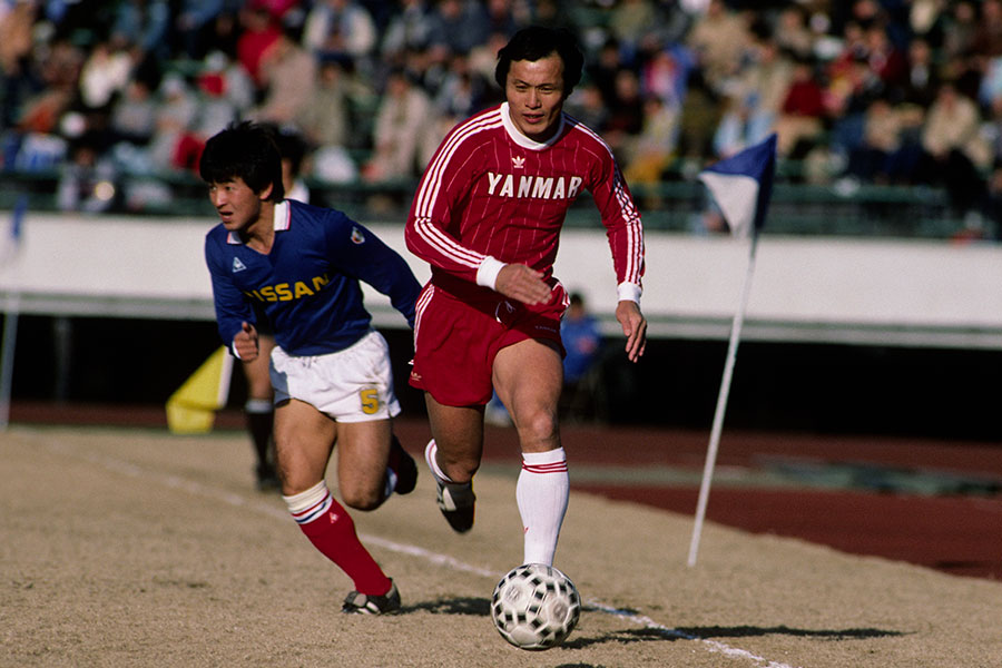 かつて日本代表やヤンマーで活躍をした釜本邦茂さん【写真：水谷章人/アフロ】