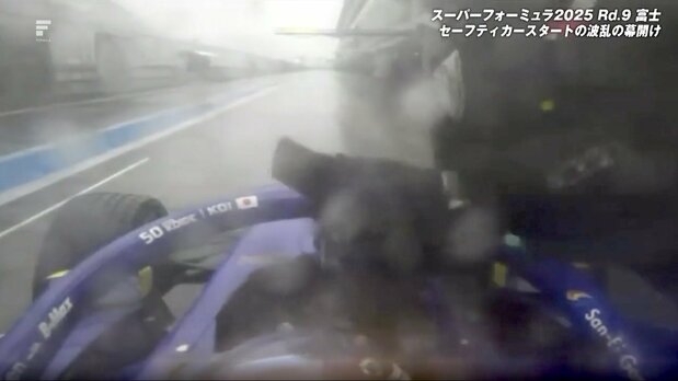 【写真・画像】雨のレース…信じ難いミスに「マジでどないやねん」 突如ピットイン→“付けっぱなしの”とんでも光景にドライバーも怒り 1枚目