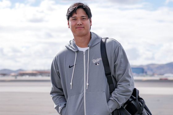 チャーター機に乗り込むドジャース・大谷翔平(写真はドジャース公式Xからスクリーンショット)