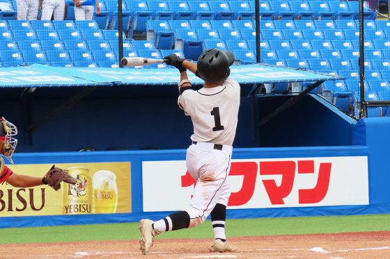 中野リトルシニアの4番・エースを務める出川新大の打撃【写真：片倉尚文】