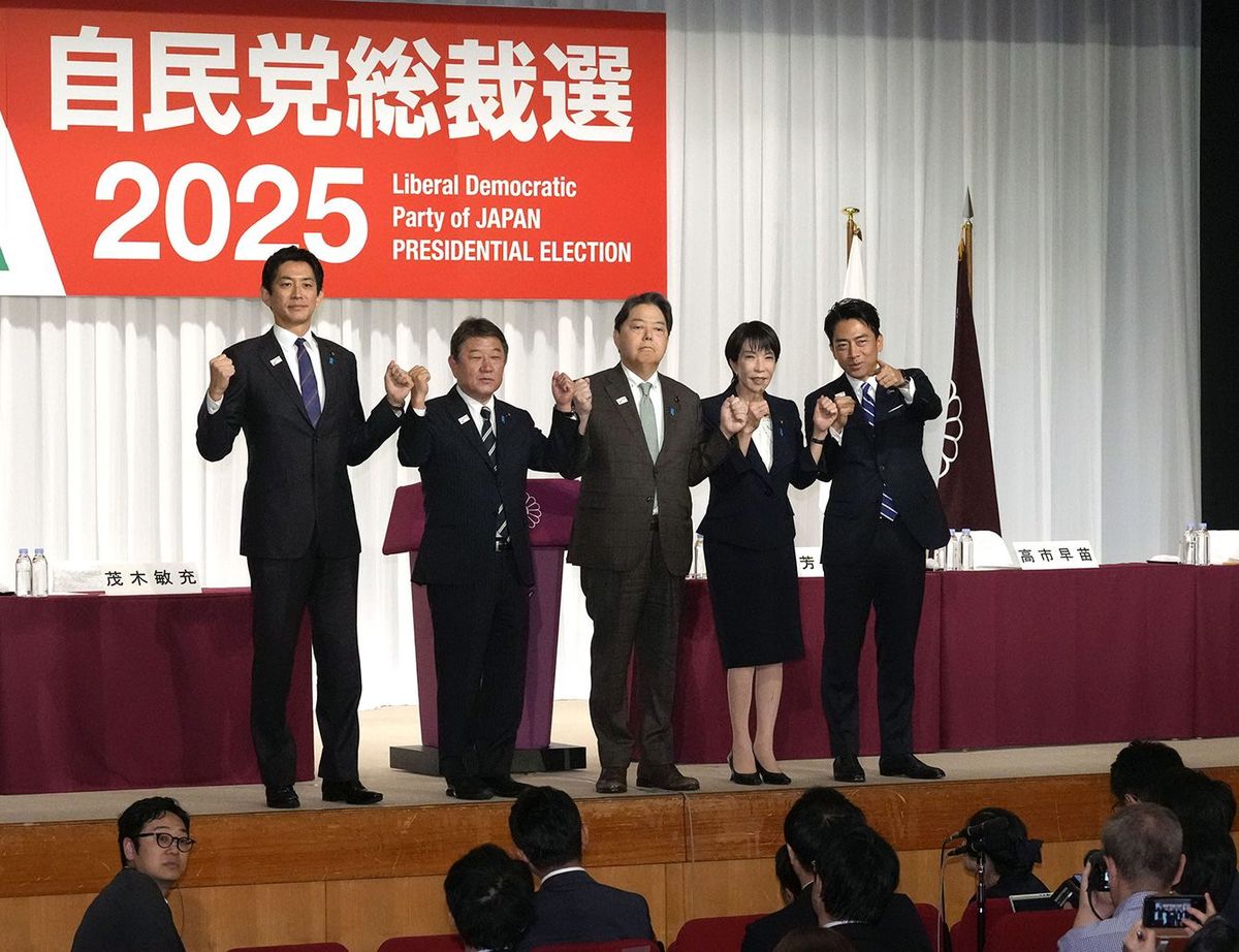 自民党総裁選の共同記者会見を前に、写真に納まる(左から)小林元経済安保相、茂木前幹事長、林官房長官、高市前経済安保相、小泉農相=2025年9月23日、東京・永田町の党本部