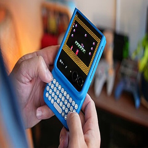 QWERTY配列の物理フルキーボード一体型ケース「Clicks Keyboard」の