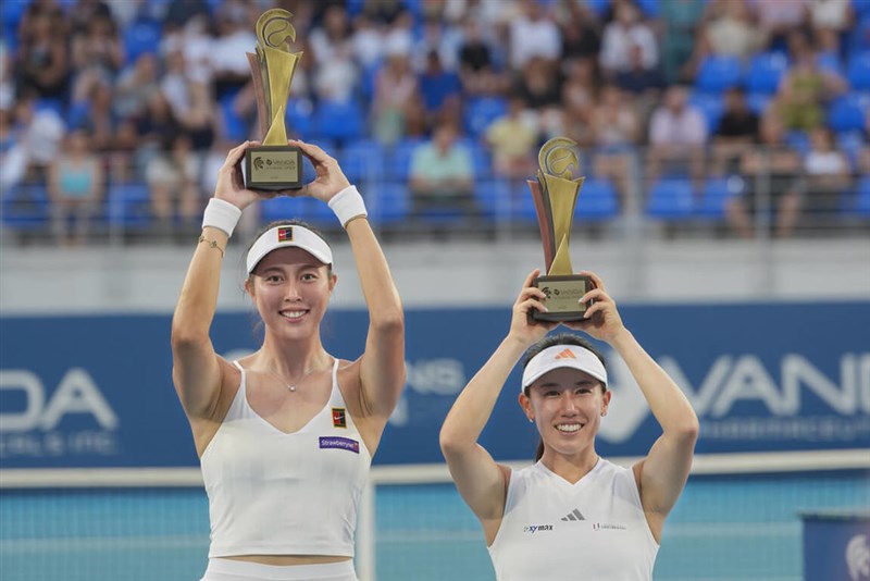 女子テニスのアテネ・オープンのダブルスで優勝した蛯晴(台湾、左)加藤未唯(日本、右)組=蛯晴選手提供