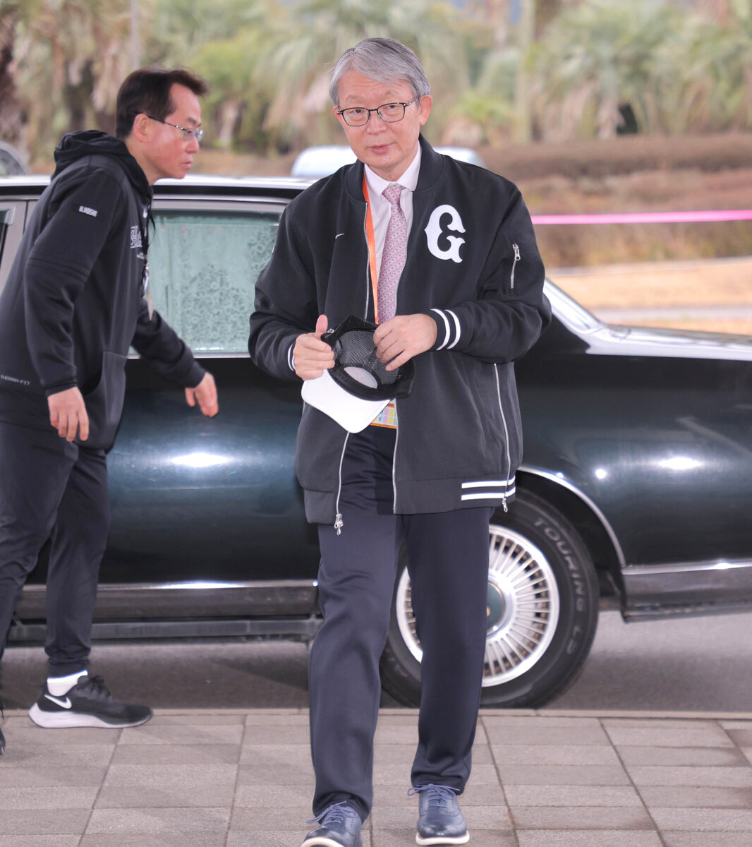 【巨人】山口寿一オーナーが2軍を視察 横川凱が代表あいさつ「リーグ優勝、日本一に貢献」 ライブドアニュース