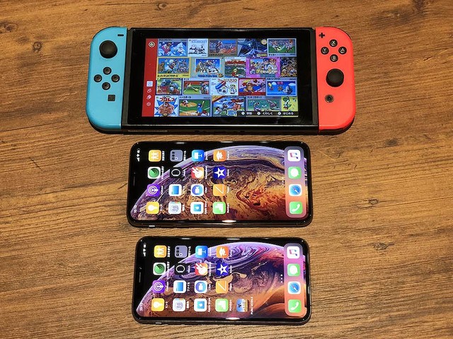 6.5インチ画面の iPhone XS Maxと、6.2インチのニンテンドースイッチ 