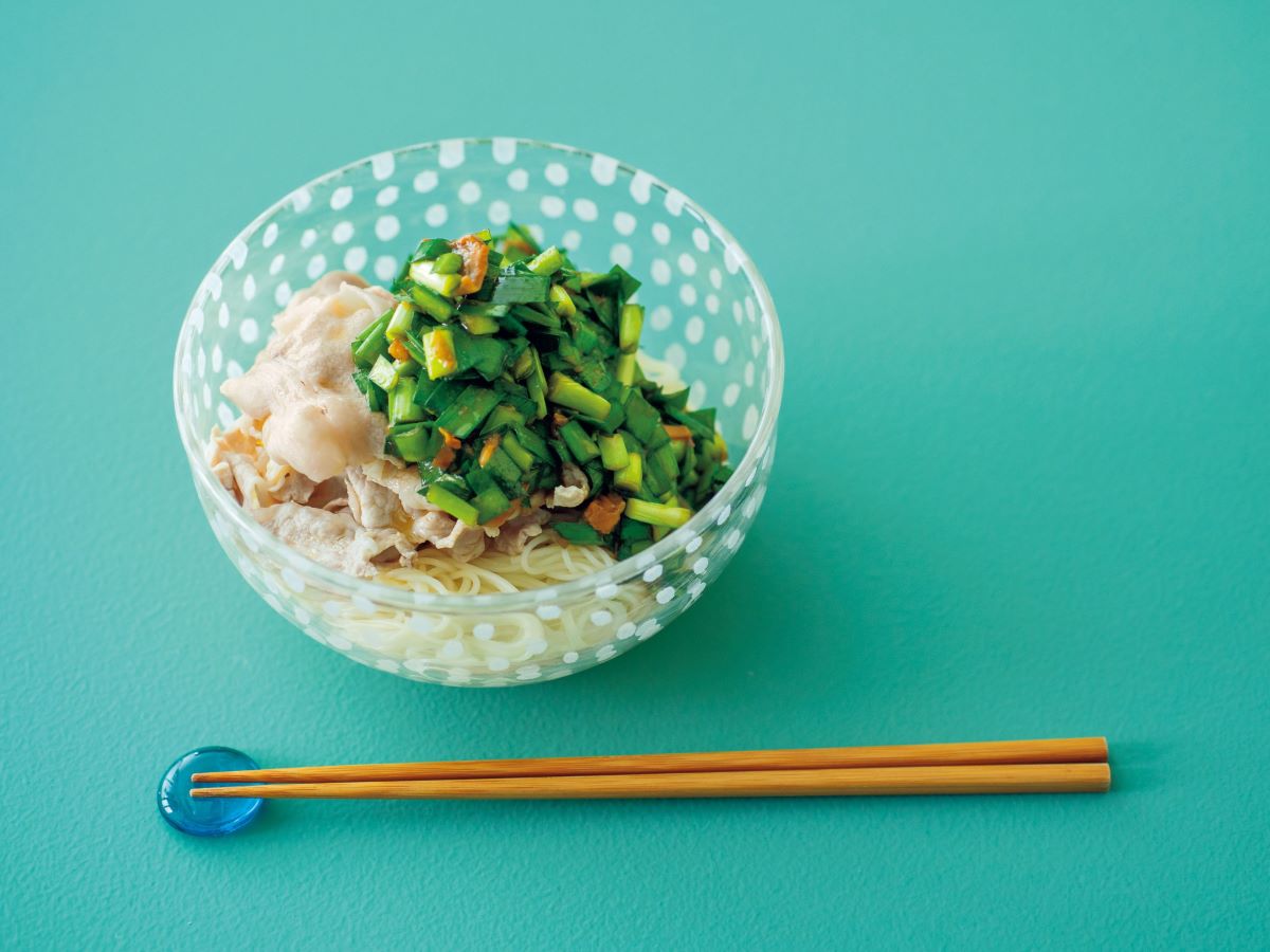 長引く残暑疲れに、にらどっさり梅だれが効く！長谷川あかりさんの『豚しゃぶそうめん』