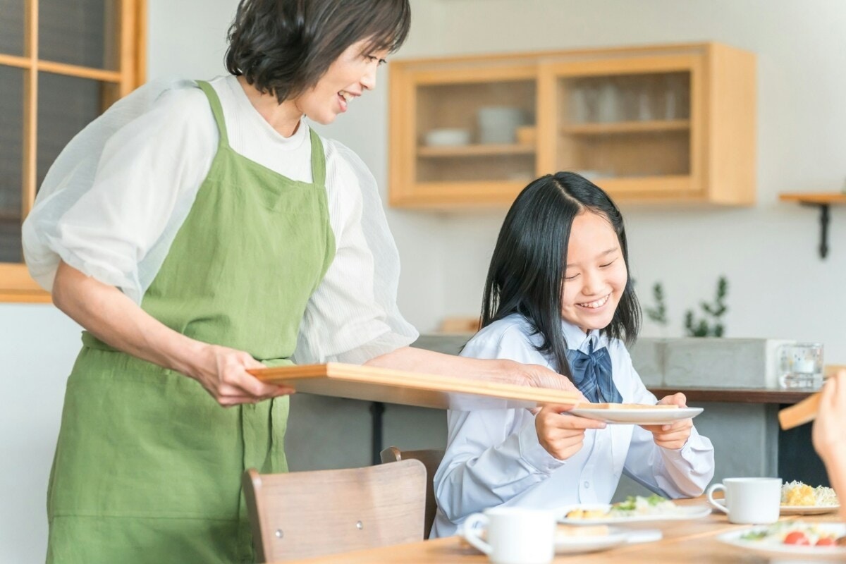 食べ盛り小中学生「バラバラ起床時間」朝食準備だけで疲れる…→“1人前”すぐ作れる冷凍ピザで解決【ママリ】
