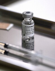 米ファイザー社製の新型コロナウイルスワクチン＝福岡市で2021年4月15日、矢頭智剛撮影