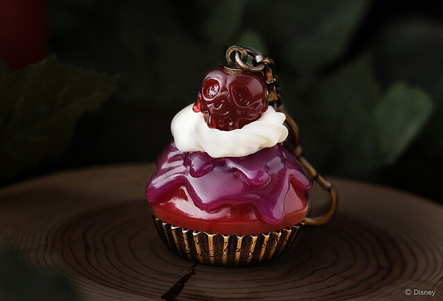 毒リンゴや不気味なカップケーキがモチーフ！Disney Story Dreamed by