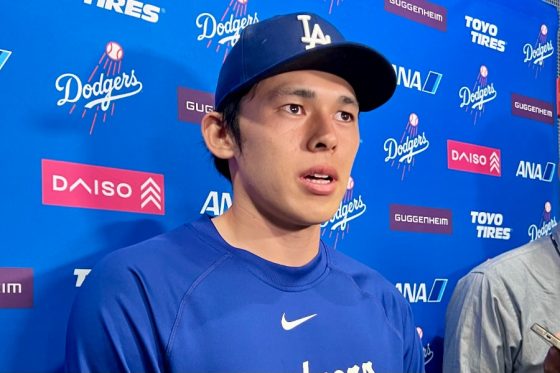 登板後、取材に応じたドジャース・佐々木朗希【写真:小谷真弥】