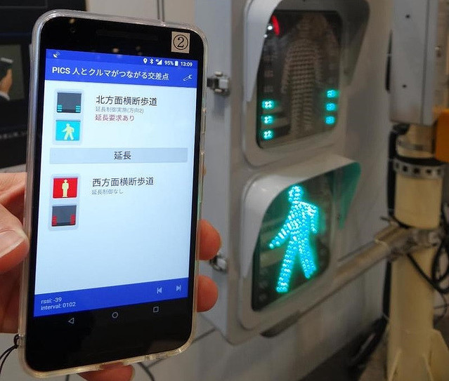 信号延長アプリ(左)と延長可能な信号機