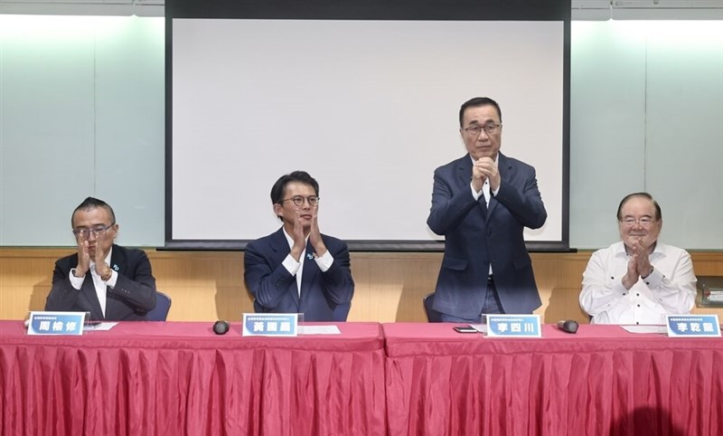 野党陣営の代表として新北市長選に出馬することが決まった国民党の李四川氏(右から2人目)。左から2人目は民衆党の黄国昌主席=4月28日、台北市