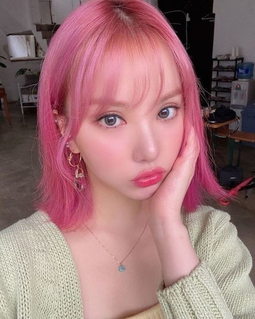 GFRIEND ウナ、鮮やかなピンクヘアに！キュートな表情のセルフショット 