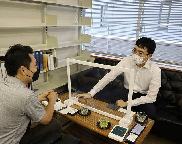 ˡ����ؤθ��漼�ˤƥ��󥿥ӥ塼�˱����뷧�ҽ��