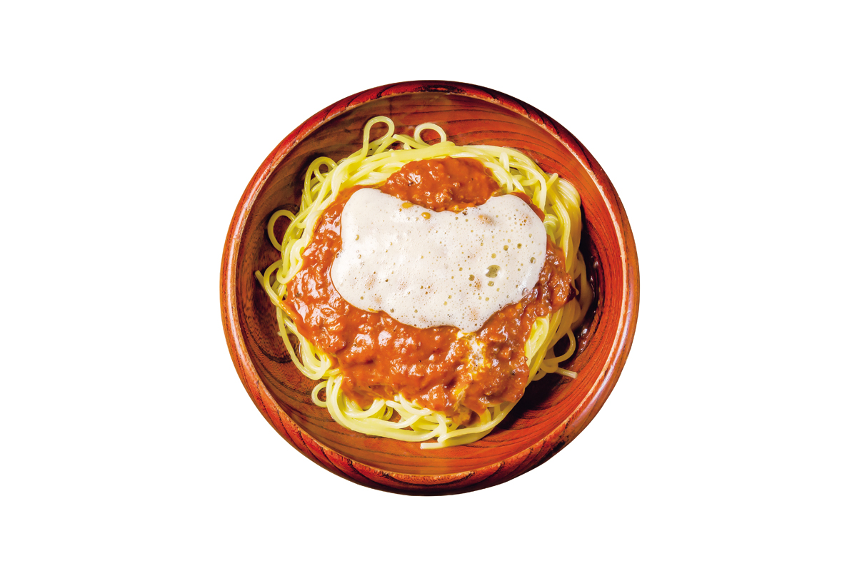 『スパゲティ麦小屋』ミートソースとなっとう　1050円　フワフワクリーミーな納豆の秘密はメレンゲ状にした卵白