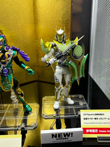 真骨彫製法」より「仮面ライダーガタック ハイパーフォーム」や