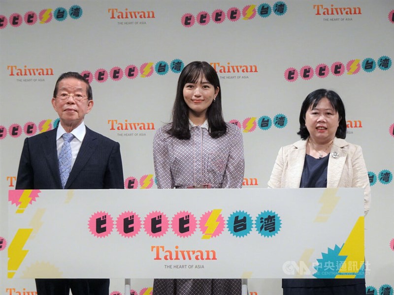 左から謝長廷駐日代表、川口春奈さん、観光局東京事務所の鄭憶萍所長