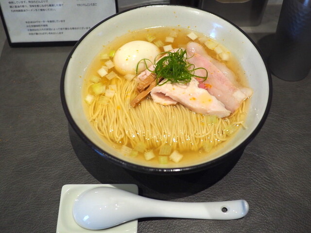 
			食べロググルメ著名人も驚く、DJ店主が作る味玉塩らぁ麺
		