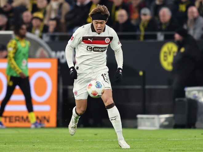 ドルトムント戦に途中出場した安藤。（C）Getty Images