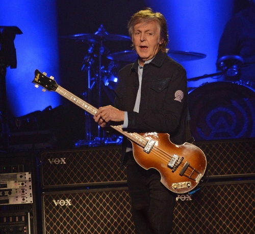 ポール・マッカートニー、50年以上前に盗まれたベースギターと再会