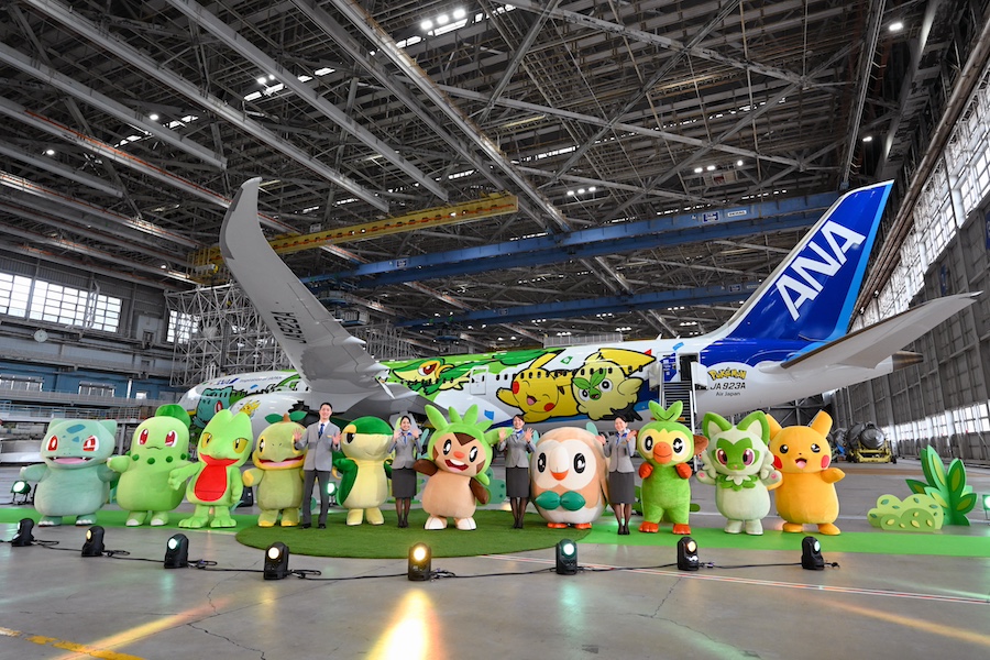 ANA、787-9特別機「ポケモンジェット緑」公開 ピカチュウら“ポケダンス