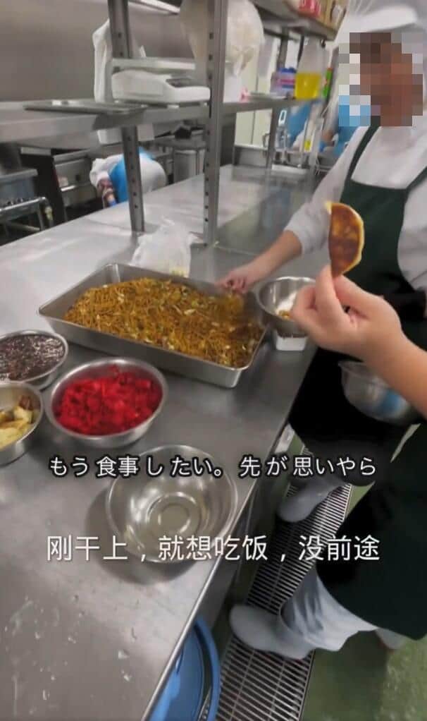 餃子を素手でつまみ上げ…(Xで取り上げられた動画から)